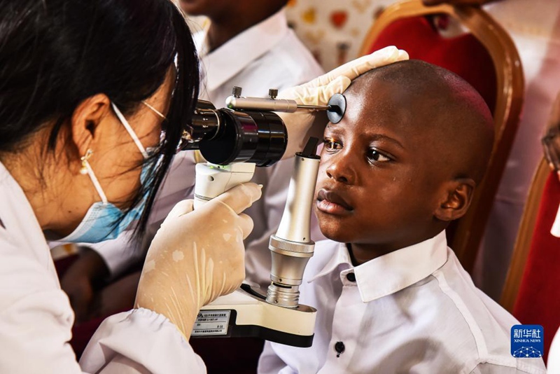 Daktari wa timu ya 22 ya madaktari wa China nchini Cameroon akifanya uchunguzi wa macho kwa mtoto huko Yaounde, Cameroon tarehe 26, Mei. (Picha/Xinhua)
