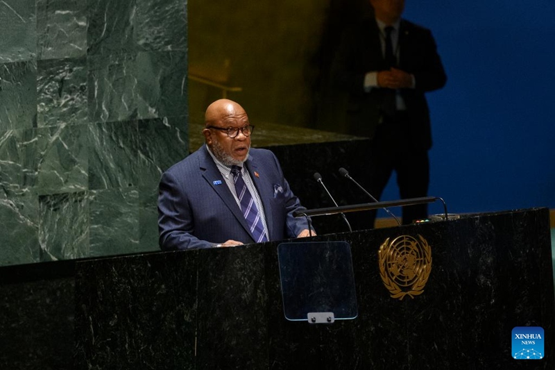 Dennis Francis, Rais mteule wa Kikao cha 78 cha Baraza Kuu la Umoja wa Mataifa akihutubia kikao cha Baraza Kuu kwenye makao makuu ya Umoja wa Mataifa mjini New York, Juni 1, 2023. Mjumbe wa kudumu wa Trinidad na Tobago katika Umoja wa Mataifa, Dennis Francis, amechaguliwa kuwa Rais wa kikao kijacho cha 78 cha Baraza Kuu la Umoja wa Mataifa siku ya Alhamisi. (Loey Felipe/Picha ya UN/Kutumwa Xinhua)