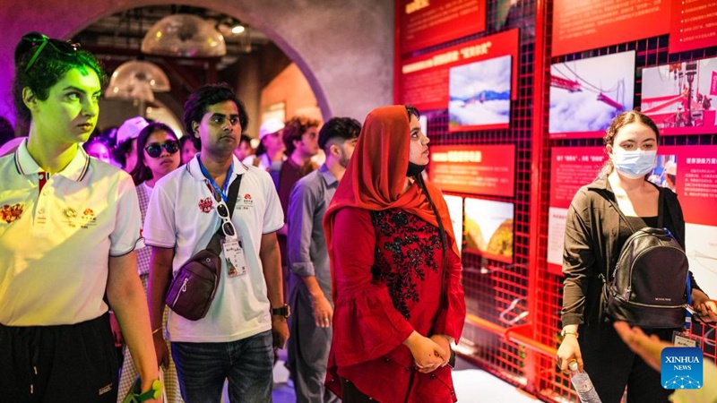 Wanafunzi wa kigeni washiriki shughuli ya kuhimiza na kutangaza utamaduni ili kujifunza kuhusu Mkoa wa Guizhou wa China