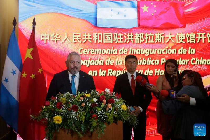 Waziri wa Mambo ya Nje wa Honduras Eduardo Reina (wa kwanza kushoto) akizungumza kwenye hafla ya kufunguliwa rasmi kwa ubalozi wa China huko Tegucigalpa, Honduras, Juni 5, 2023.  (Picha na Lucio Tavora/Xinhua)
