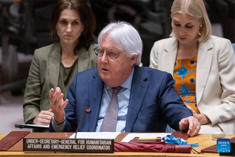 Naibu Katibu Mkuu wa Umoja wa Mataifa anayeshughulikia Masuala ya Kibinadamu na Mratibu wa Misaada ya Dharura Martin Griffiths (Mbele) akizungumza katika mkutano wa dharura wa Baraza la Usalama kuhusu hali ya Ukraine kwenye makao makuu ya Umoja wa Mataifa mjini New York, Juni 6, 2023. (Eskinder Debebe/Picha ya UN / Xinhua)