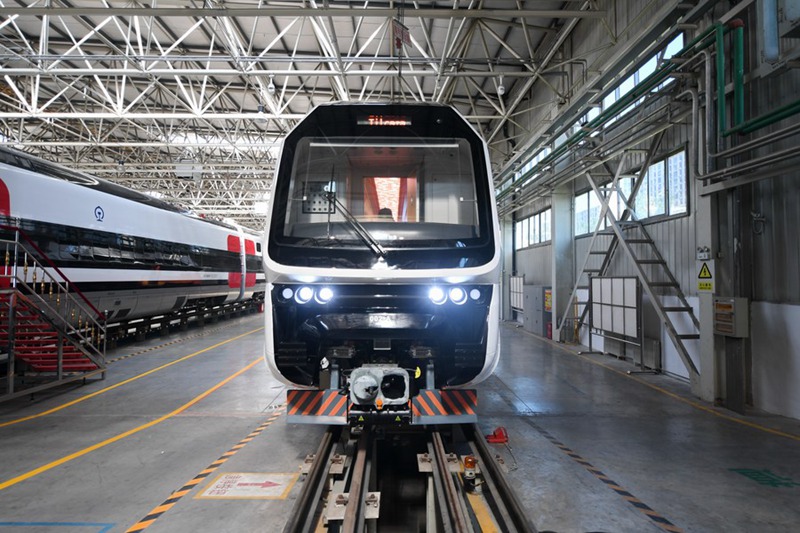 Picha hii iliyopigwa Juni 6, 2023 ikionyesha treni inayotumia nishati mpya ya kuendeshwa kwenye reli nyepesi ya kwanza kuundwa na Kampuni ya CRRC Tangshan kwa ajili ya Argentina huko Tangshan, Mkoa wa Hebei, Kaskazini mwa China. (Xinhua/Gao Bo)
