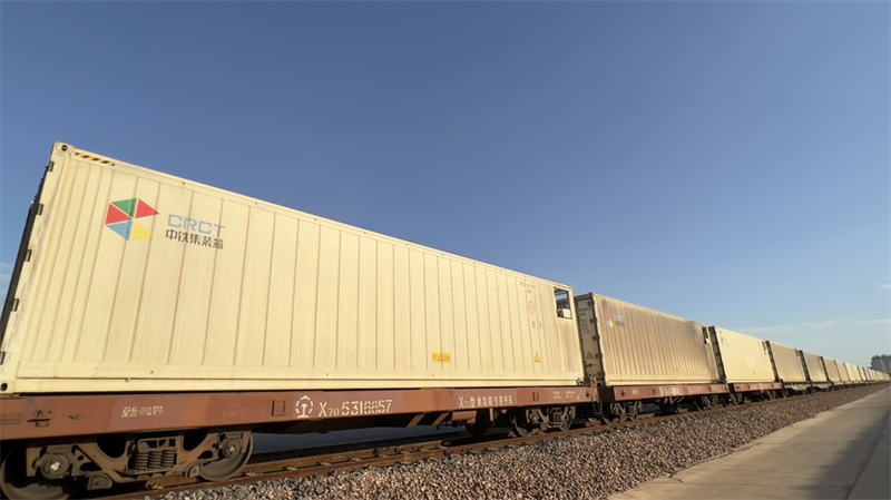 Makontena kwenye treni ya kwanza iliyobeba ndizi inayoelekea China kupitia Reli ya China-Laos yakionekana katika Stesheni ya Vientiane Kusini huko Vientiane, Laos, Desemba 6, 2022. (Picha na Kaikeo Saiyasane/Xinhua)