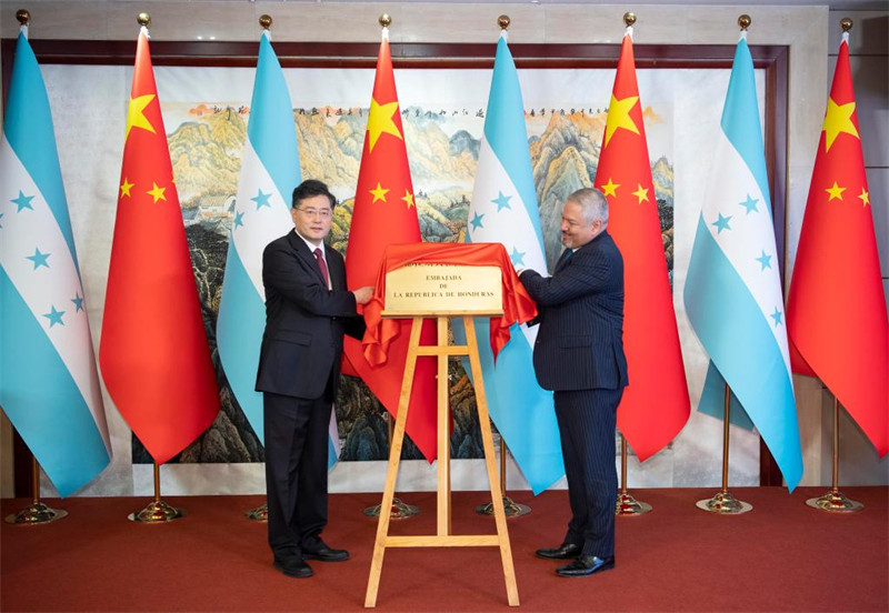 Waziri wa Mambo ya Nje wa China Qin Gang akishiriki hafla ya  kufunguliwa kwa ubalozi wa Jamhuri ya Honduras pamoja na Waziri wa Mambo ya Nje wa Honduras Enrique Reina anayezuru Beijing, China, Juni 11, 2023. (Xinhua/Li Tao)