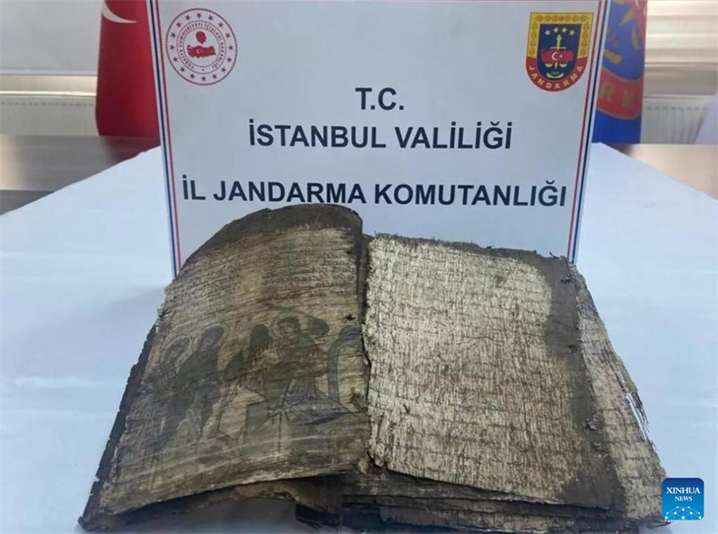Picha hii iliyopigwa Juni 12, 2023 ikionyesha nakala ya kale ya Biblia ya Kiebrania iliyokamatwa na Idara ya Usalama na Usimamizi wa Sheria ya Uturuki wakati wa operesheni huko Istanbul, Uturuki. (Picha na Omer Kuscu/Xinhua)