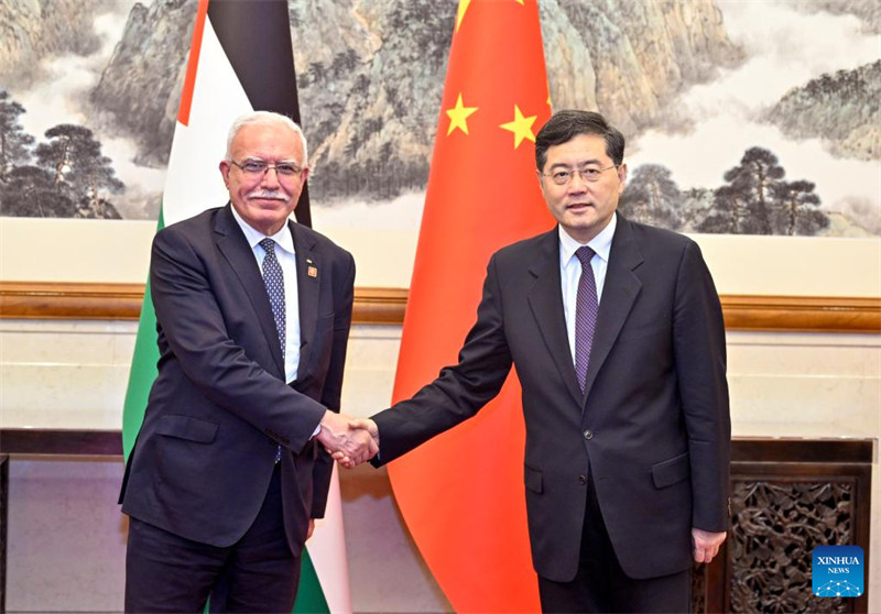 Waziri wa Mambo ya Nje wa China Qin Gang akikutana na Waziri wa Mambo ya Nje wa Palestina Riyad Al-Maliki mjini Beijing, China, Juni 13, 2023. Al-Maliki ameambatana na Rais wa Palestina Mahmoud Abbas katika ziara yake ya kiserikali nchini China. (Xinhua/Yin Bogu)