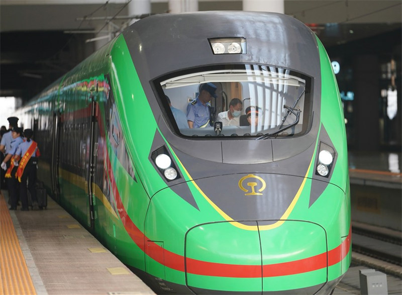 Treni ya abiria inayoelekea mji mkuu wa Laos, Vientiane ikiwa tayari kuondoka kutoka Stesheni ya Reli ya Kunming Kusini huko Kunming, Mkoa wa Yunnan, Kusini-Magharibi mwa China, Aprili 13, 2023. (Xinhua/Xing Guangli)