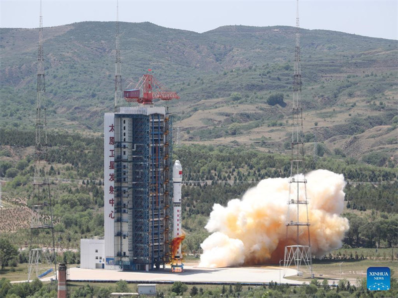 Roketi ya Long March-2D iliyobeba satelaiti 41 ikirushwa kutoka Kituo cha Urushaji Satelaiti cha Taiyuan, Mkoa wa Shanxi, Kaskazini mwa China Juni 15, 2023. China imerusha roketi ya Long March-2D kwenye anga ya juu kwa ajili ya kuweka satelaiti 41 kwenye obiti siku ya Alhamisi, na  hii imeweka rekodi ya nchi ya China kurusha satelaiti nyingi kwa mkupuo mmoja. (Picha na Zheng Bin/Xinhua)