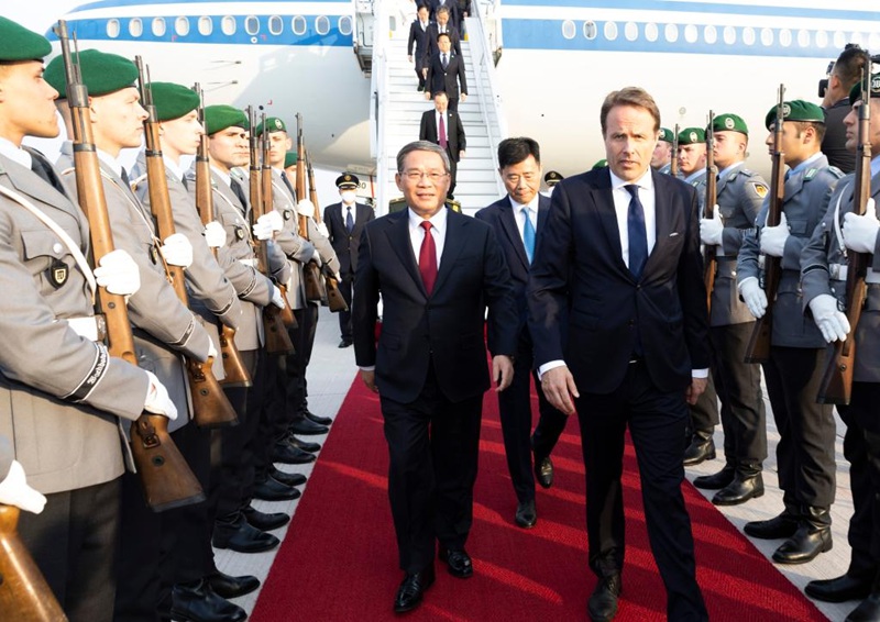 Waziri Mkuu wa China Li Qiang akiwasili kwenye Uwanja wa Ndege wa Berlin Brandenburg mjini Berlin, Ujerumani, Juni 18, 2023. Kwa mwaliko wa Chansela Olaf Scholz wa Ujerumani, Waziri Mkuu Li amewasili Ujerumani kwa ajili ya mashauriano ya saba kati ya serikali ya China na Ujerumani na kufanya ziara rasmi. Walinzi wa heshima walizunguka zulia jekundu, na wawakilishi wa serikali ya Ujerumani walisubiri kwenye uwanja wa ndege kumkaribisha. (Xinhua/Huang Jingwen)