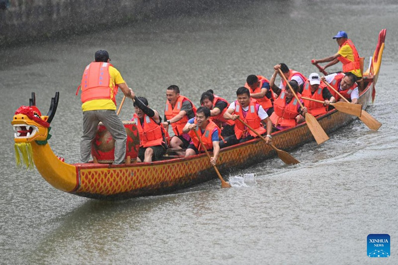Wanakijiji washereheka sikukuu ijayo ya Tamasha la Mashua ya Dragoni Zhejiang, China
