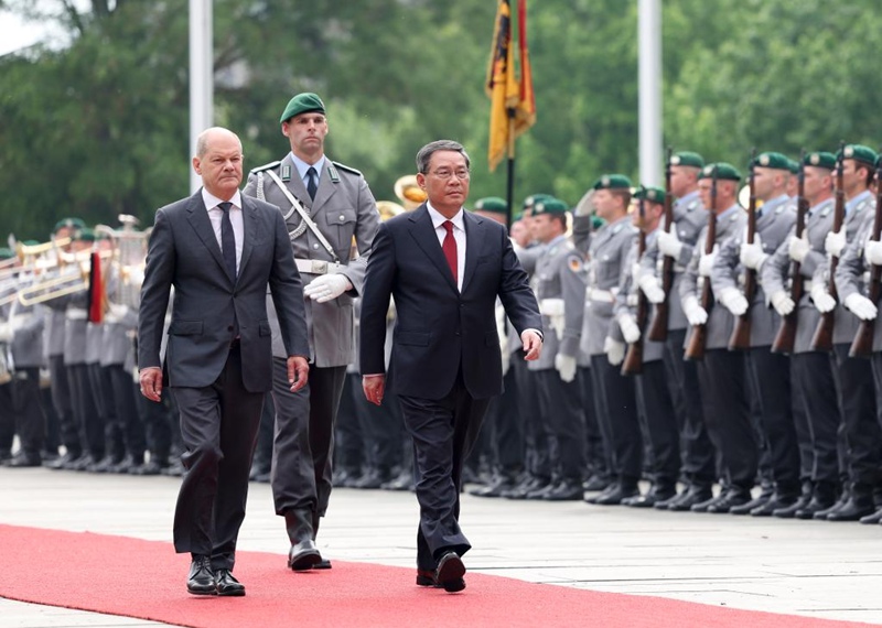 Chansela wa Ujerumani Olaf Scholz akifanya hafla ya kumkaribisha Waziri Mkuu wa China Li Qiang kabla ya mazungumzo yao mjini Berlin, Ujerumani, Juni 20, 2023. Mazungumzo ya saba kati ya serikali ya China na Ujerumani yamefanyika kwa kuongozwa kwa pamoja na Li na Scholz mjini Berlin siku ya Jumanne. Li na Scholz walifanya mazungumzo kabla ya kufanyika mazungumzo hayo. (Xinhua/Ding Haitao)
