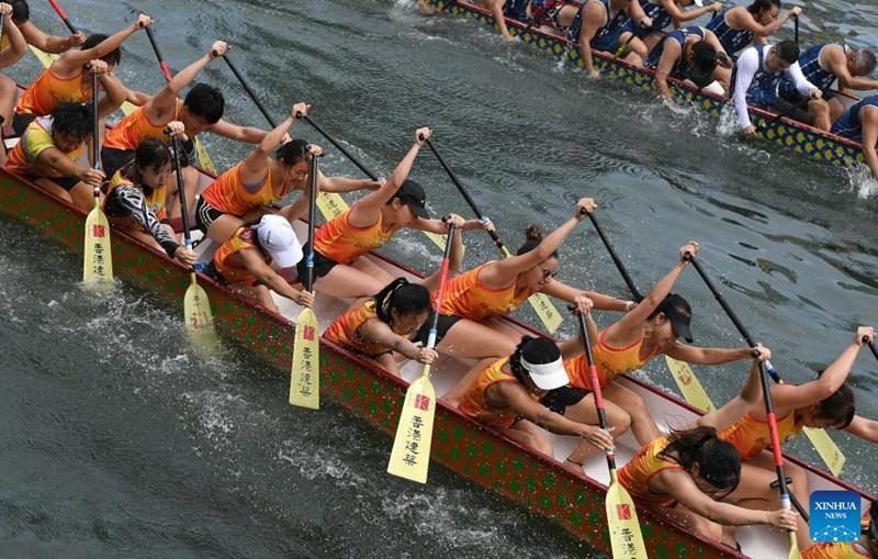 Washiriki wakishindana kwenye mashindano ya mbio za mashua za dragoni huko Hong Kong, Kusini mwa China, Juni 22, 2023. (Xinhua/Chen Duo)