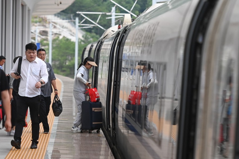 Abiria wakipanda treni katika Stesheni ya Reli ya Xinchang kwenye reli ya kati ya Hangzhou-Shaoxing-Taizhou katika Mkoa wa Zhejiang, Mashariki mwa China, Juni 19, 2023. (Xinhua/Huang Zongzhi)