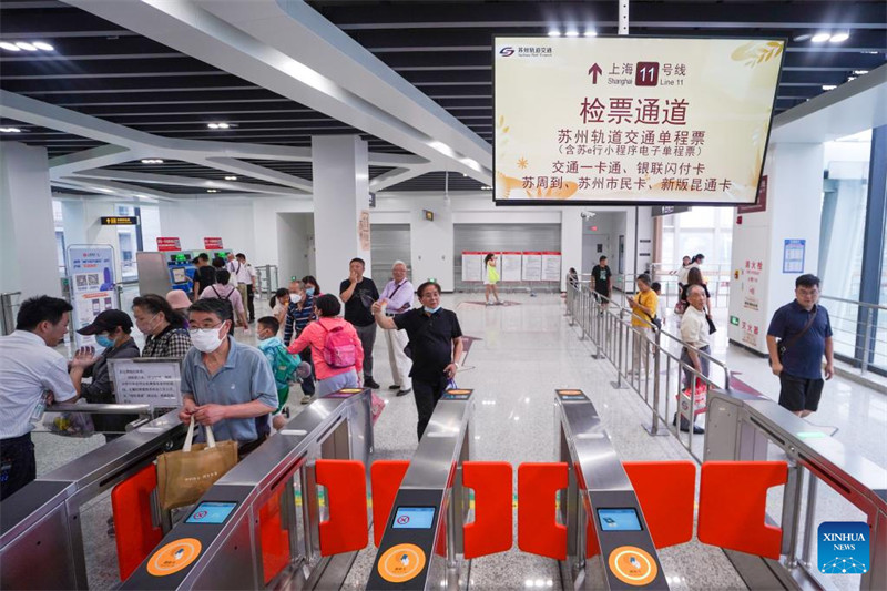 Abiria wakionekana kwenye Stesheni ya Huaqiao ya Laini 11 ya  Subway ya Suzhou katika Mji wa Kunshan, Mkoa wa Jiangsu, Mashariki mwa China, Juni 24, 2023. (Xinhua/Li Bo)