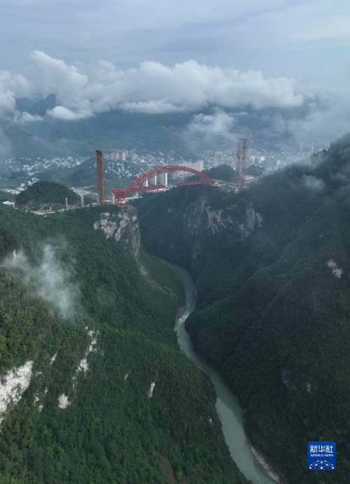 Daraja kubwa lenye muundo wa upinde linalopita genge lenye kina kirefu katika Mji wa Hefeng, China