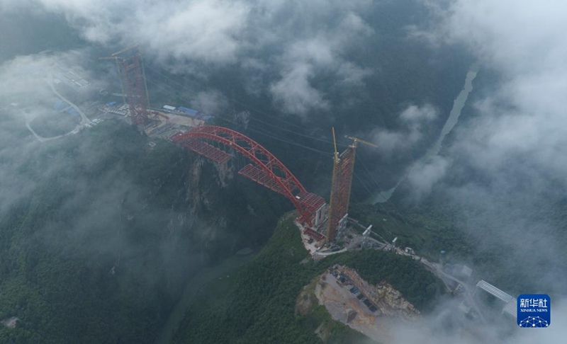 Daraja kubwa lenye muundo wa upinde linalopita genge lenye kina kirefu katika Mji wa Hefeng, China