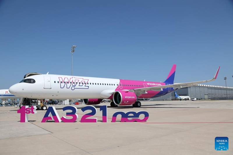 Picha hii iliyopigwa Juni 27, 2023 ikionyesha ndege ya A321neo iliyokabidhiwa kwa Shirika la Ndege la Wizz la Hungary huko Tianjin, Kaskazini mwa China. (Xinhua)