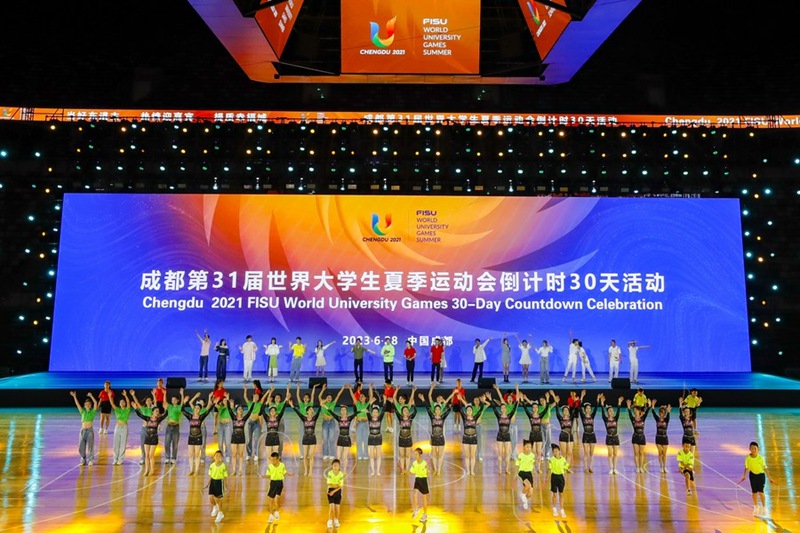 Waimbaji na wacheza dansi wakitumbuiza kwenye hafla ya kuhesabu siku 30 kabla ya kuanza kwa Michezo ya Vyuo Vikuu Duniani ya FISU ya Chengdu 2021 huko Chengdu, Mkoa wa Sichuan, Kusini-Magharibi mwa China, Juni 28, 2023. (Xinhua/Shen Bohan)