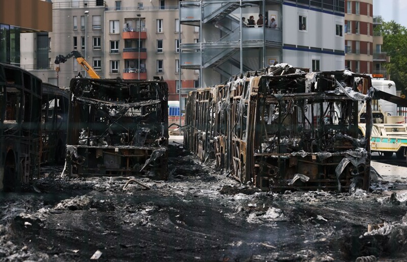 Mabasi yaliyoungua yakionekana kwenye kituo cha mabasi cha Fort d'Aubervilliers, huko Aubervilliers, Kaskazini mwa Paris, Ufaransa, Juni 30, 2023. (Xinhua/Gao Jing)