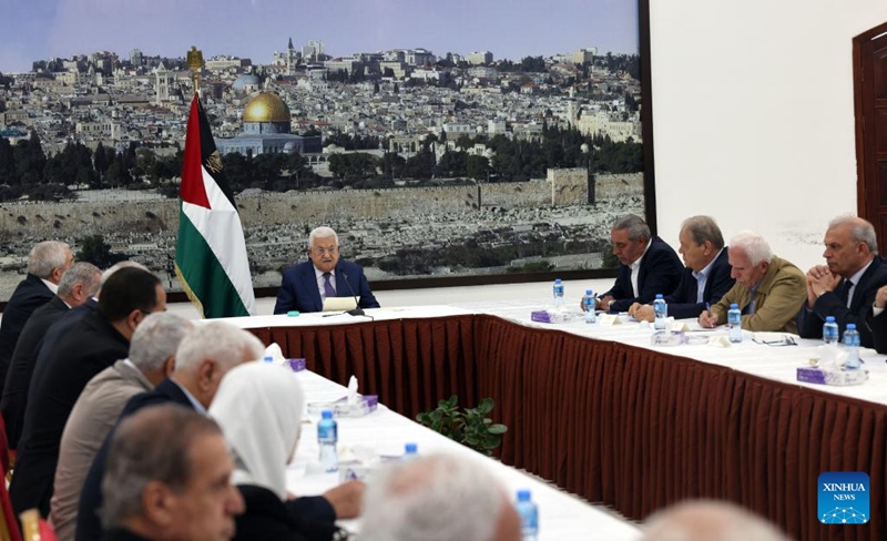 Rais wa Palestina Mahmoud Abbas (kati, mbele) akiongoza mkutano wa dharura wa uongozi wa Palestina katika mji wa Ramallah ulioko Ukingo wa Magharibi wa Mto Jordan, Julai 3, 2023. (Ofisi ya Rais wa Palestina/ Xinhua)