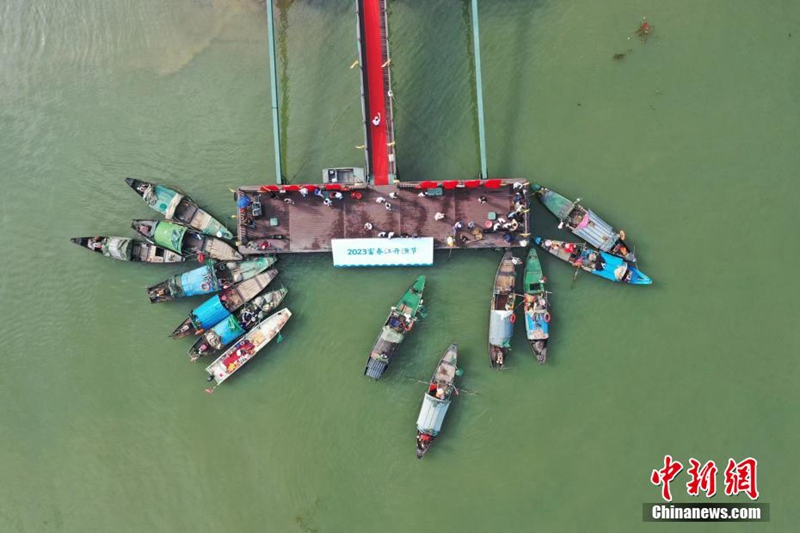 Tamasha la Uvuvi kwenye Mto Fuchun la Hangzhou lafanyika huko Hangzhou, China na uvuzi wa samaki waanza tena baada ya kupigwa marufuku kwa miezi minne