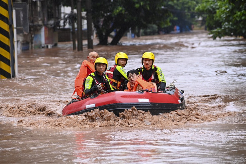 Waokoaji wakiwahamisha wakazi waliokumbwa na mafuriko katika Wilaya ya Wanzhou  ya Mji wa Chongqing, Kusini-Magharibi mwa China, Julai 4, 2023. (Picha na Ran Mengjun/Xinhua)