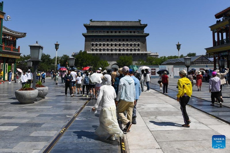 Watu wakitembelea Mtaa wa Qianmen mjini Beijing, China, Julai 6, 2023. Mji wa Beijing nchini China umetoa tahadhari nyekundu ya joto kali siku ya Alhamisi, ambayo ni ya juu zaidi katika mfumo wa tahadhari wenye kuwakilishwa kwa rangi tofauti, huku hali joto katika maeneo mengi ya mji huo ikitarajiwa kuongezeka na kufikia juu ya nyuzi joto 40.Hii ni tahadhari ya pili nyekundu ya joto kali kutolewa na mji mkuu huo wa China katika majira haya ya joto. (Xinhua/Ju Huanzong)