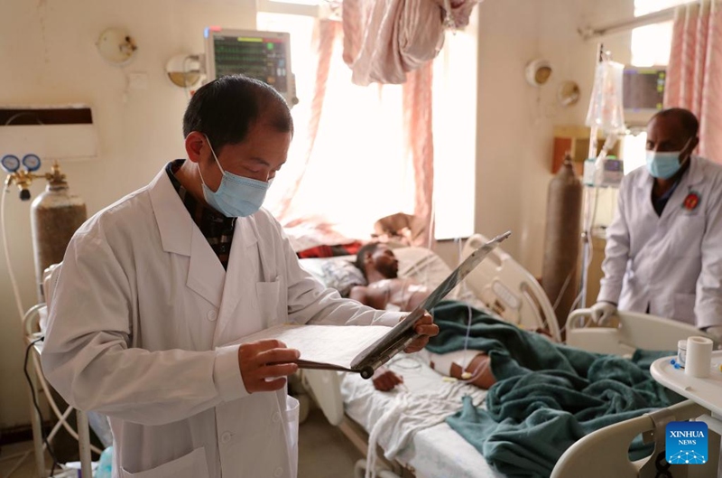 Zhang Jing (mbele), daktari mkuu kutoka Timu ya 9 ya Madaktari wa Jeshi la Ukombozi wa Umma la China (PLA) nchini Ethiopia, akiangalia rekodi za matibabu ya mgonjwa kwenye Hospitali Maalumu ya Vikosi vya Jeshi huko Addis Ababa, Ethiopia, Juni 23, 3023. (Xinhua/Wang Ping)