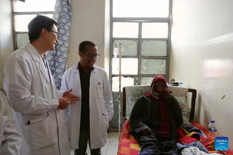Zhang Jing (mbele), daktari mkuu kutoka Timu ya 9 ya Madaktari wa Jeshi la Ukombozi wa Umma la China (PLA) nchini Ethiopia, akiangalia rekodi za matibabu ya mgonjwa kwenye Hospitali Maalumu ya Vikosi vya Jeshi huko Addis Ababa, Ethiopia, Juni 23, 3023. (Xinhua/Wang Ping)