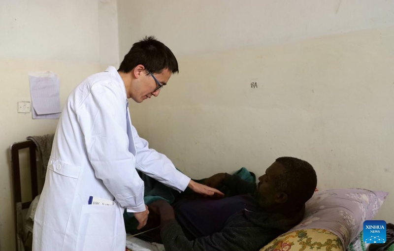 Wang Xiaojun (kushoto), kiongozi wa Timu ya 9 ya Madaktari wa Jeshi la Ukombozi wa Umma la China (PLA) nchini Ethiopia, akiangalia afya ya mgonjwa katika Hospitali Maalumu ya Vikosi vya Jeshi huko Addis Ababa, Ethiopia, Juni 23, 3023. (Xinhua) /Wang Ping)