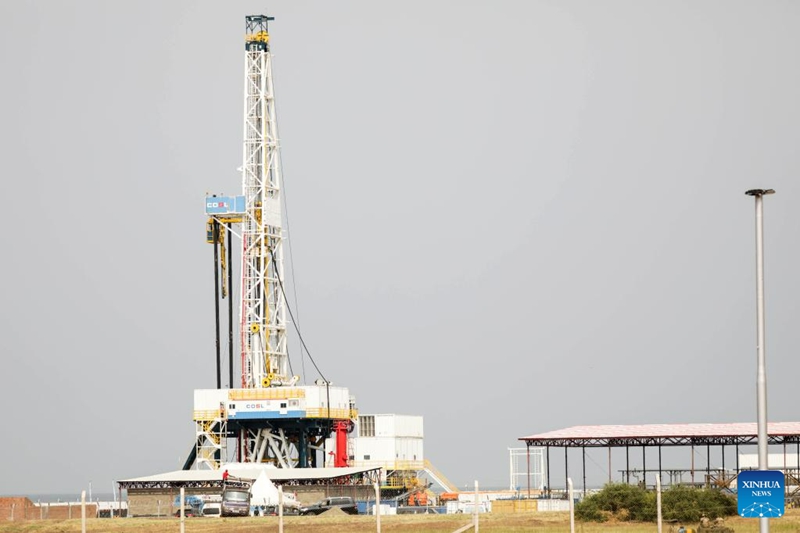 Picha hii iliyopigwa Januari 24, 2023 ikionyesha eneo la kuchimba mafuta la Kingfisher huko Kikuube, Uganda. (Picha na Hajarah Nalwadda/Xinhua)