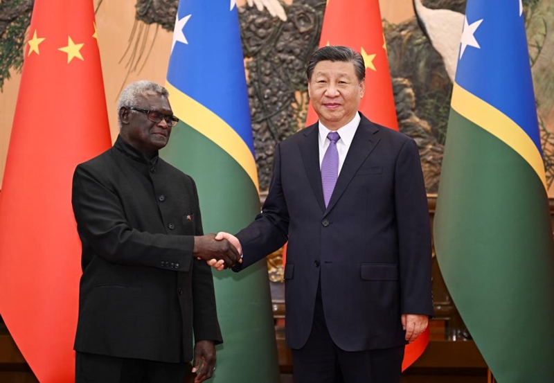 Rais Xi Jinping wa China akikutana na Waziri Mkuu wa Visiwa vya Solomon Manasseh Sogavare aliye ziarani nchini China kwenye Jumba la Mikutano ya Umma la Beijing, China, Julai 10, 2023. (Xinhua/Zhang Ling)