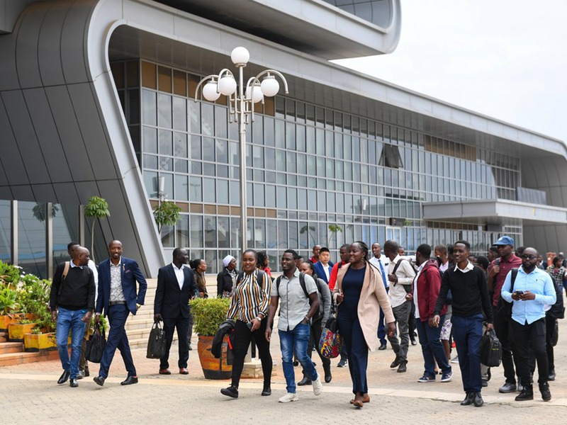 Wanafunzi wakitembelea Stesheni ya mwisho ya Reli ya Nairobi, Kenya, Julai 8, 2023. (Xinhua/Li Yahui)