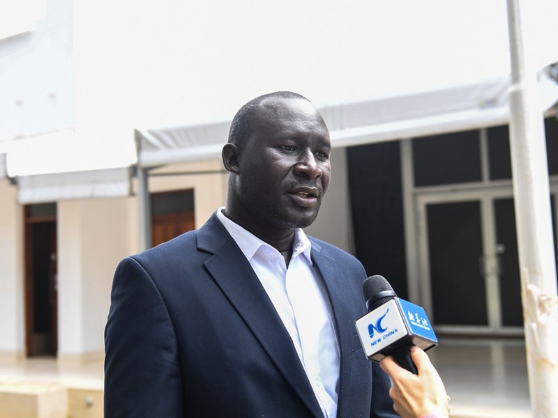 Jacob Oloo, ambaye ametuma maombi ya ufadhili wa masomo ya shahada ya uzamivu (PhD) katika teknolojia ya habari kwenye vyuo vikuu mbalimbali katika mji mkuu wa China, Beijing, akizungumza kwenye mahojiano na Shirika la Habari la China, Xinhua mjini Mombasa, Kenya, Julai 9, 2023. (Xinhua/Li Yahui)