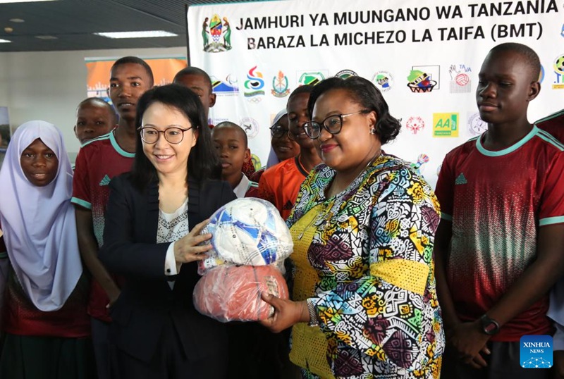 Balozi wa China nchini Tanzania Chen Mingjian na Waziri wa Utamaduni, Sanaa na Michezo wa Tanzania, Pindi Chana wakionyesha vifaa vya michezo kwenye hafla ya kukabidhi vifaa vya michezo jijini Dar es Salaam, Tanzania, Julai 10, 2023. China imetoa vifaa vya michezo kwa Tanzania siku ya Jumatatu ili kuhamasisha vijana kuendeleza vipaji vyao. (Picha na Herman Emmanuel/Xinhua)