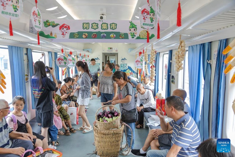 Mamlaka za reli zaandaa masoko na burudani ndani ya treni katika Mkoa wa Guizhou, China