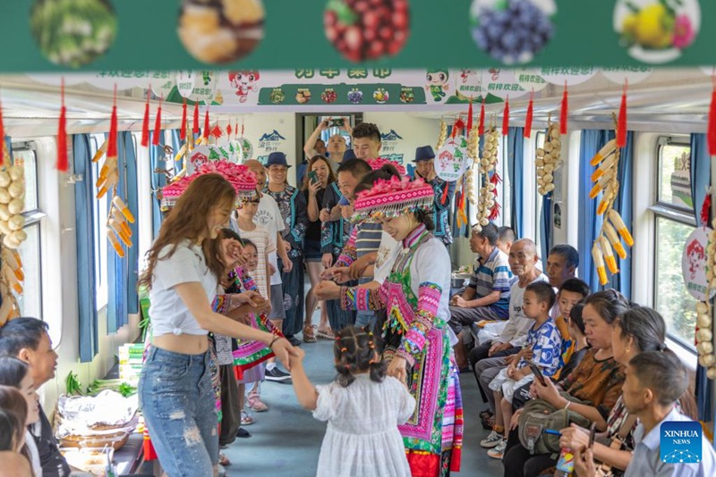 Mamlaka za reli zaandaa masoko na burudani ndani ya treni katika Mkoa wa Guizhou, China