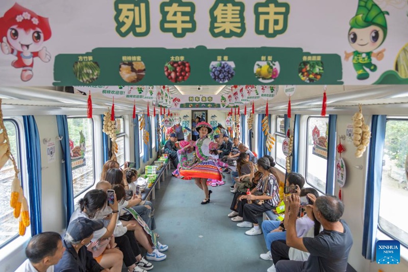 Mamlaka za reli zaandaa masoko na burudani ndani ya treni katika Mkoa wa Guizhou, China