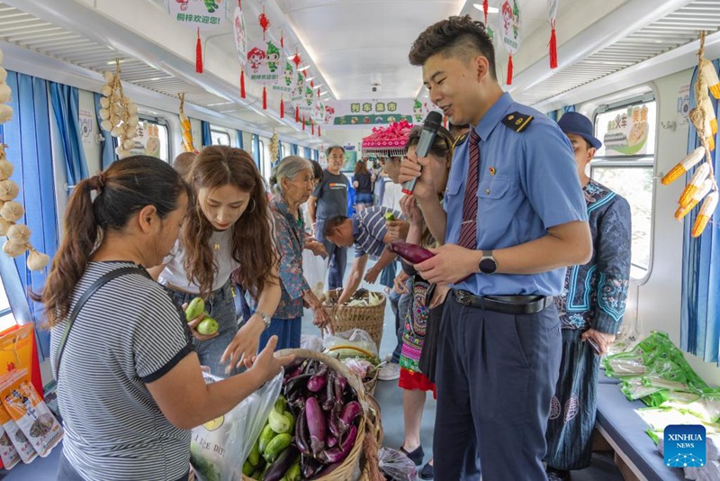 Mamlaka za reli zaandaa masoko na burudani ndani ya treni katika Mkoa wa Guizhou, China