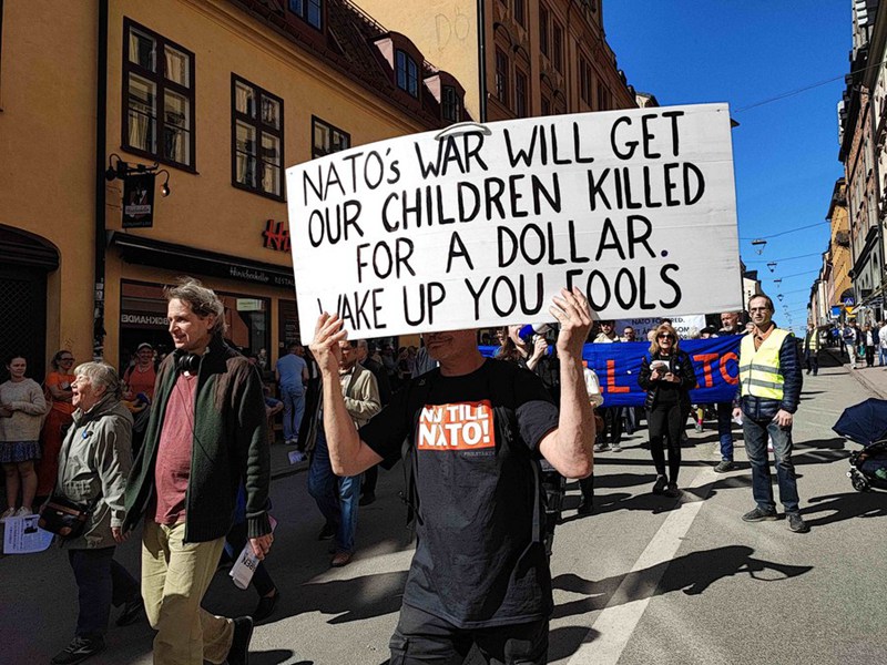 Watu wakishiriki maandamano dhidi ya Sweden kuandaa mazoezi makubwa ya kijeshi ya kimataifa na jitihada za nchi hiyo kuwa nchi mwanachama wa Jumuiya ya Kujihami ya Nchi za Magharibi (NATO) huko Stockholm, Sweden, Aprili 22, 2023. (Picha na Patrick Ekstrand/Xinhua)