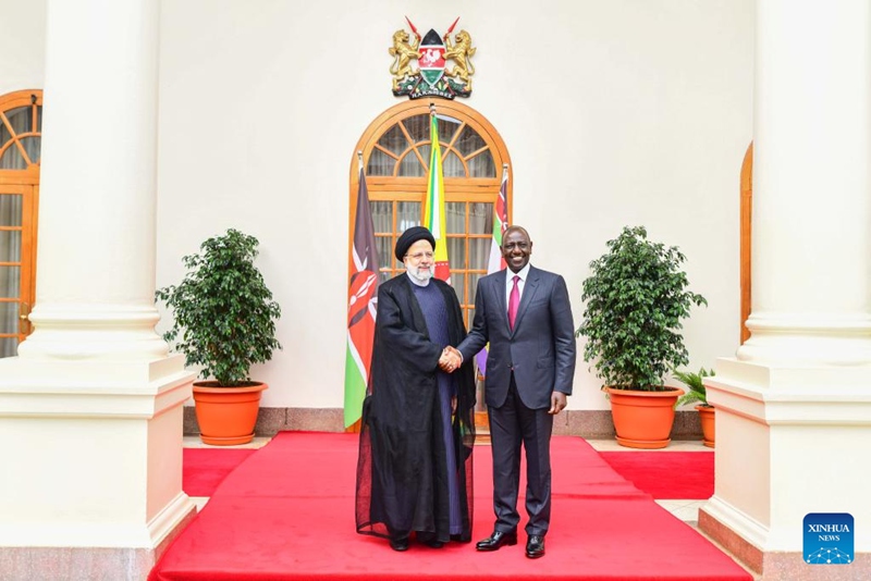 Rais wa Kenya William Ruto (Kulia) akipeana mkono na Rais wa Iran Ebrahim Raisi ambaye yuko ziarani barani Afrika wakati walipokutana jijini Nairobi, Kenya, Julai 12, 2023. Kenya na Iran zimetia saini nyaraka na makubaliano tano ya kusaidia kuimarisha uhusiano kati ya pande mbili siku ya Jumatano. (Picha na Fred Mutune/Xinhua)