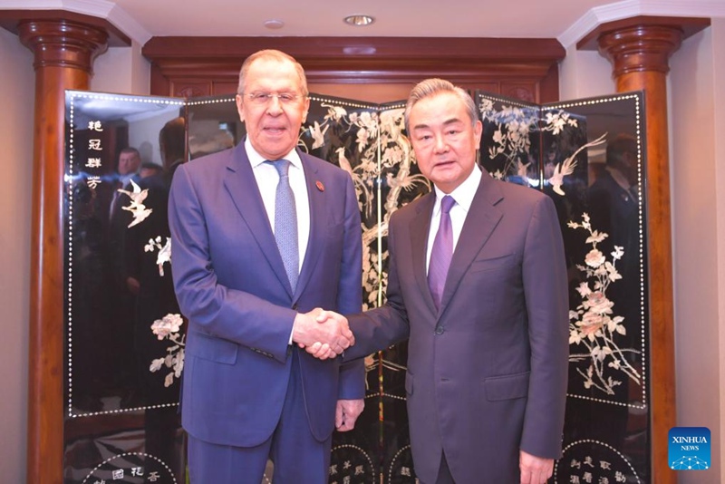 Mkurugenzi wa Ofisi ya Kamati ya Mamabo ya Nje ya Kamati Kuu ya Chama cha Kikomunisti cha China (CPC) (Kulia) akikutana na Waziri wa Mambo ya Nje wa Russia, Sergei Lavrov mjini Jakarta, Indonesia, Julai 13, 2023. (Xinhua/Xu Qin)