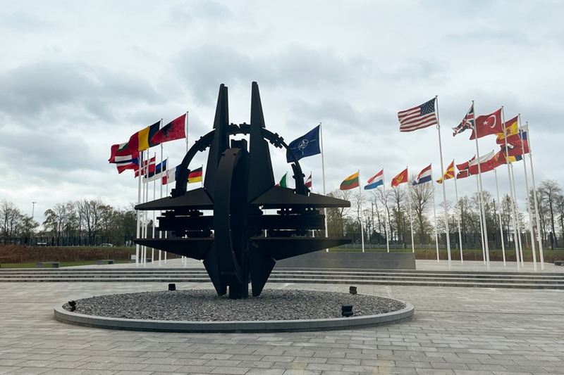 Picha hii iliyopigwa Aprili 6, 2022 ikionyesha sanamu na bendera kwenye makao makuu ya Jumuiya ya NATO  huko Brussels, Ubelgiji. (Xinhua/Zheng Huansong)