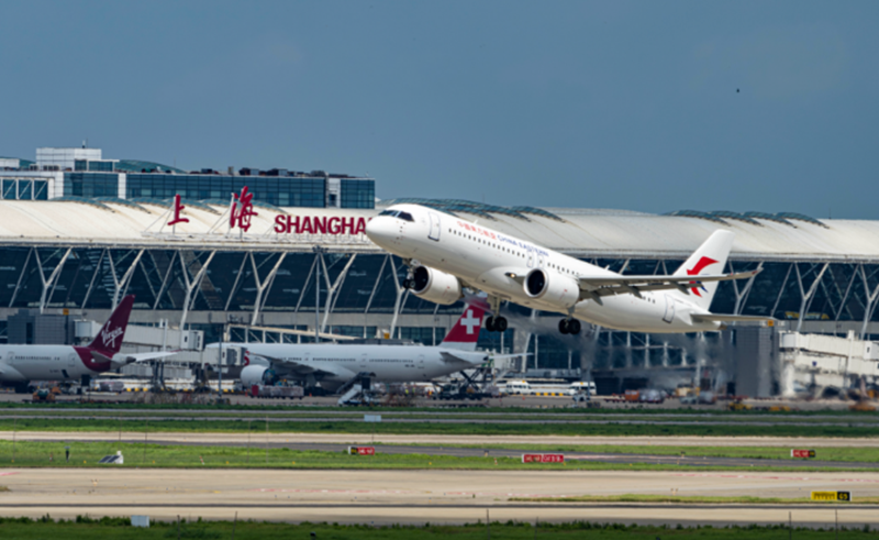 Tarehe 16 mwezi huu, Shirika la Ndege ya China Eastern lilikabidhiwa rasmi ndege ya pili ya C919, ambayo ni ndege kubwa ya abiria iliyozalishwa na China kwa kujitegemea. Siku hiyo saa nne asubuhi, ndege hiyo iliondoka Kiwanja cha Ndege cha Kimataifa cha Shanghai Pudong ikaelekea Kiwanja cha Ndege cha Kimataifa cha Shanghai Hongqiao, na kujiunga rasmi na kundi la ndege la shirika hilo. Kujiunga kwa ndege mpya hiyo ya C919 kunaashiria uendeshaji wa kibiashara wa C919 wa shirika la China Eastern unaharakishwa. 