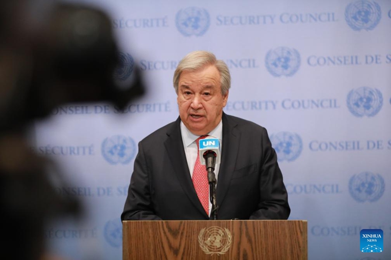 Katibu Mkuu wa Umoja wa Mataifa Antonio Guterres akizungumza na waandishi wa habari nje ya Ukumbi wa Baraza la Usalama kwenye makao makuu ya Umoja wa Mataifa mjini New York, Julai 17, 2023. Guterres amesema Jumatatu amesikitishwa na uamuzi wa Russia kujiondoa kwenye  Makubaliano ya usafirishaji wa Nafaka wa Bahari Nyeusi. (Xinhua/Xie E)