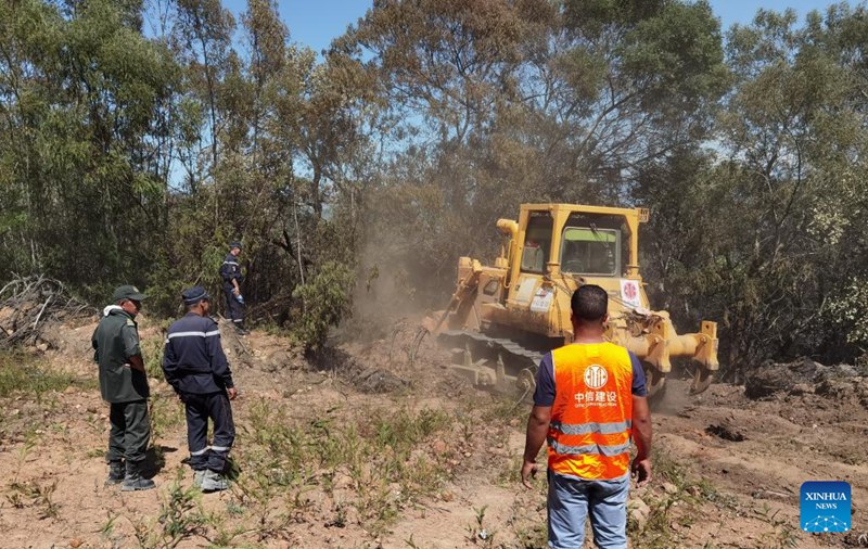 Wakandarasi wa China wakabiliana na joto ili kukamilisha sehemu ya mwisho ya mradi wa barabara kuu ya Algeria