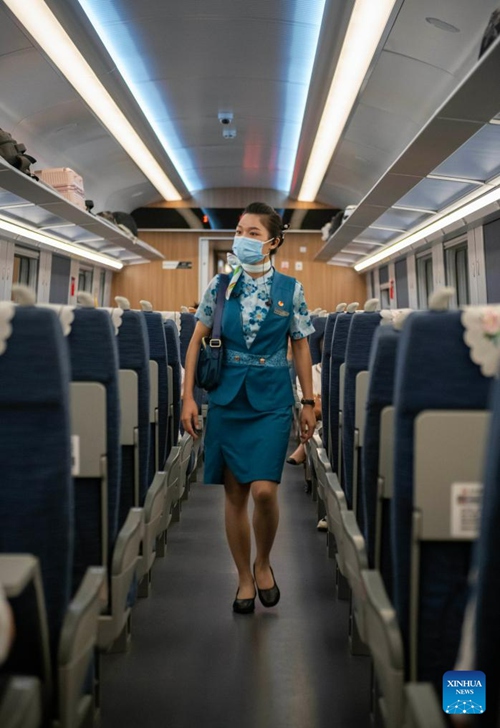 Habari picha ya mhudumu wa treni kwenye Reli kati ya China na Laos