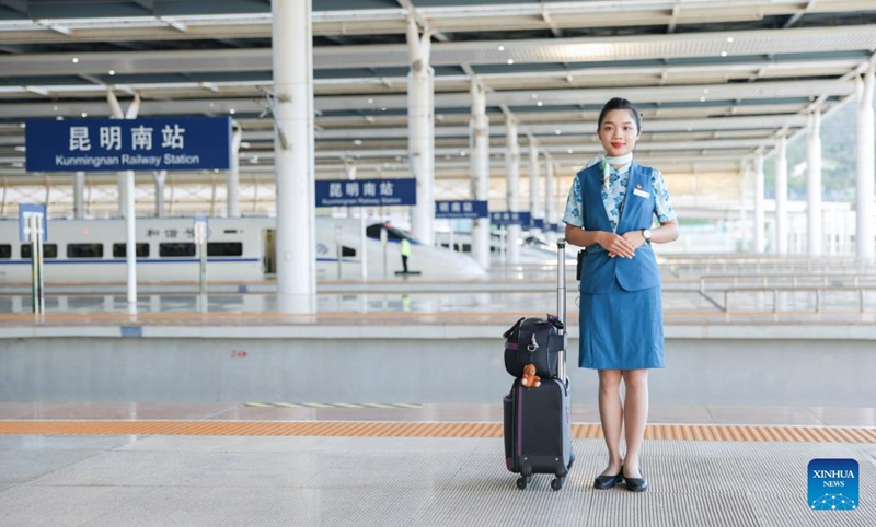 Yi Bofeng akisimama kupiga picha kwenye jukwaa la kupanda na kushuka kutoka kwenye treni la Stesheni ya Reli ya Kunming Kusini mjini Kunming, Mkoa wa Yunnan, Kusini-Magharibi mwa China, Julai 16, 2023. (Xinhua/Liu Shuai)