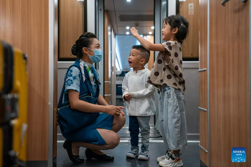Habari picha ya mhudumu wa treni kwenye Reli kati ya China na Laos