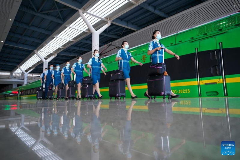 Habari picha ya mhudumu wa treni kwenye Reli kati ya China na Laos